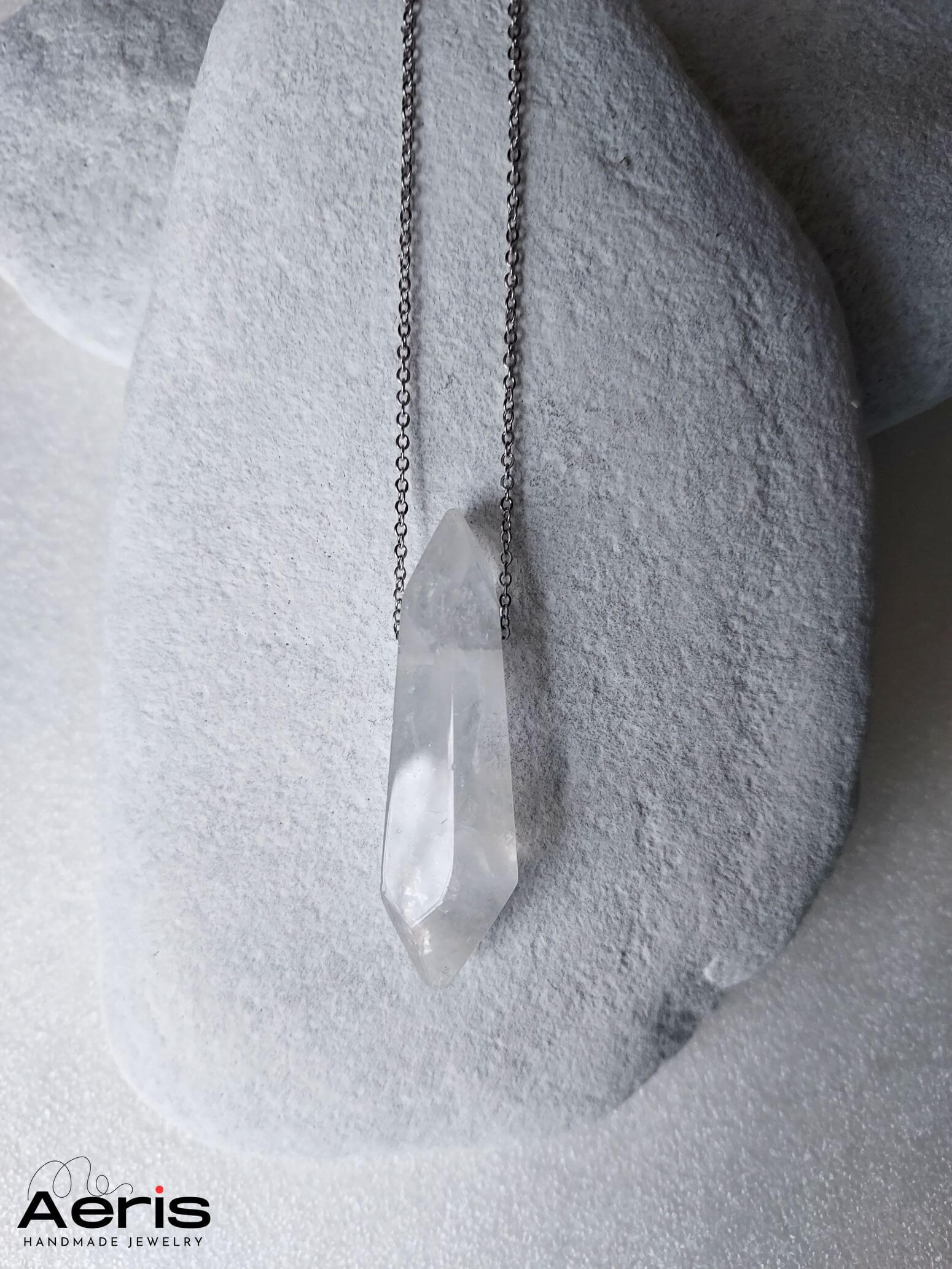 Pandantiv minimalist cu cristal, asezat pe o piatra