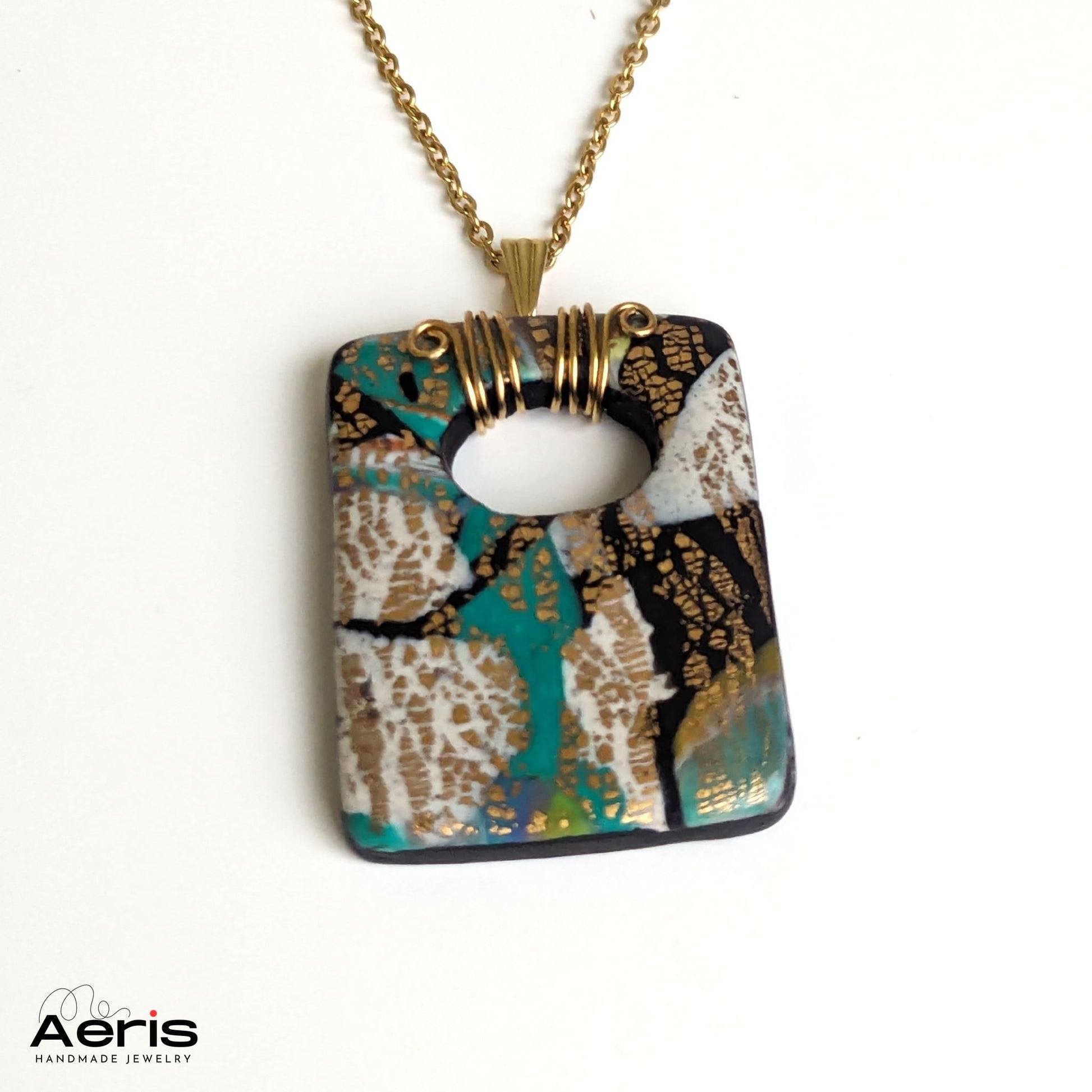 Detaliu pandantiv din fimo cu lant auriu din inox