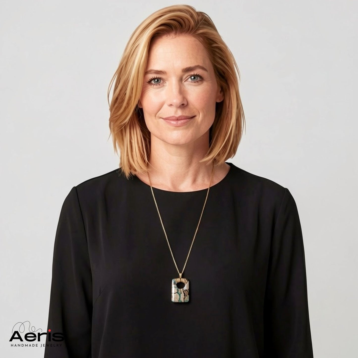 Pandantiv dreptunghiular din lut polimeric, expus pe model