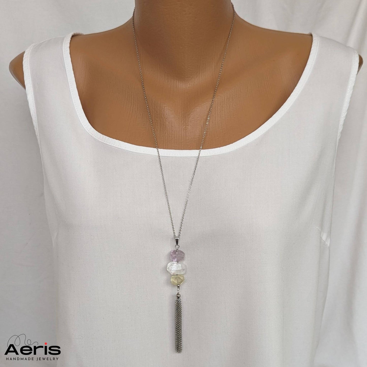 Pandantiv cu pietre semipretioase prezentat pe manechin