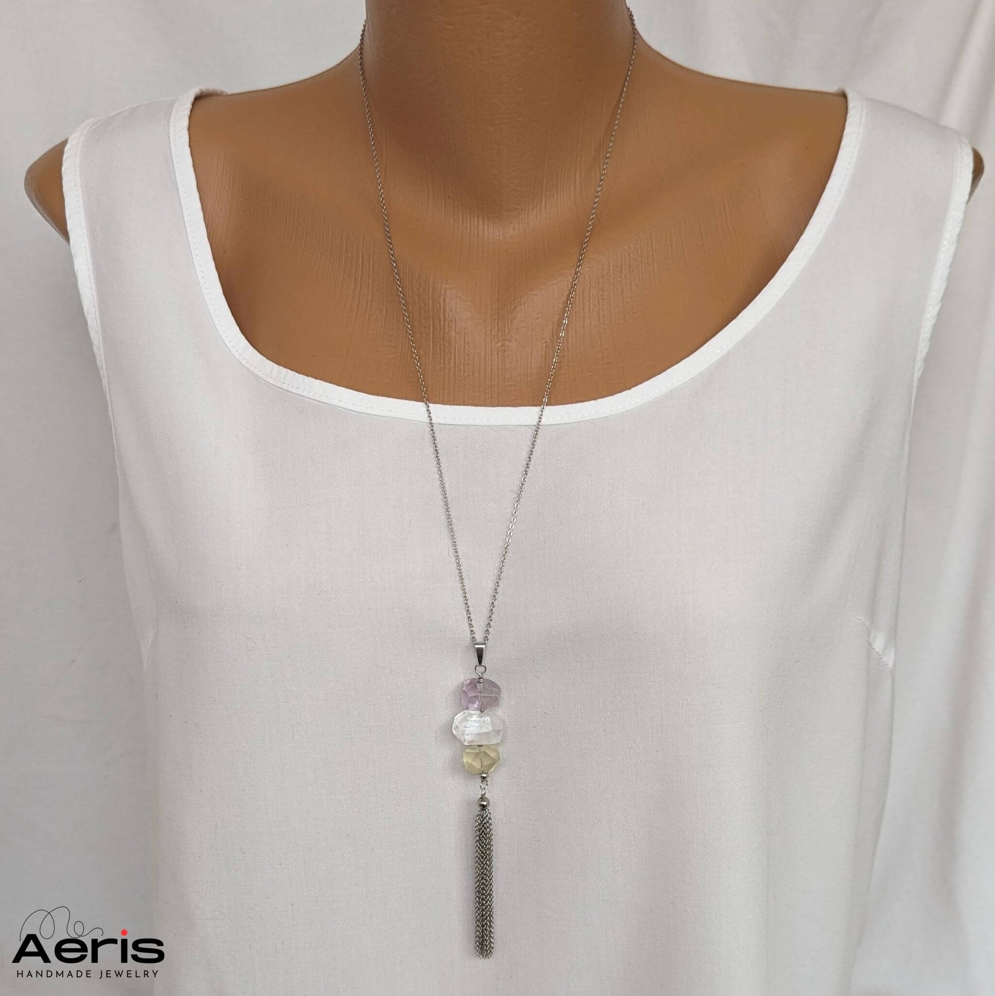 Pandantiv cu pietre semipretioase prezentat pe manechin