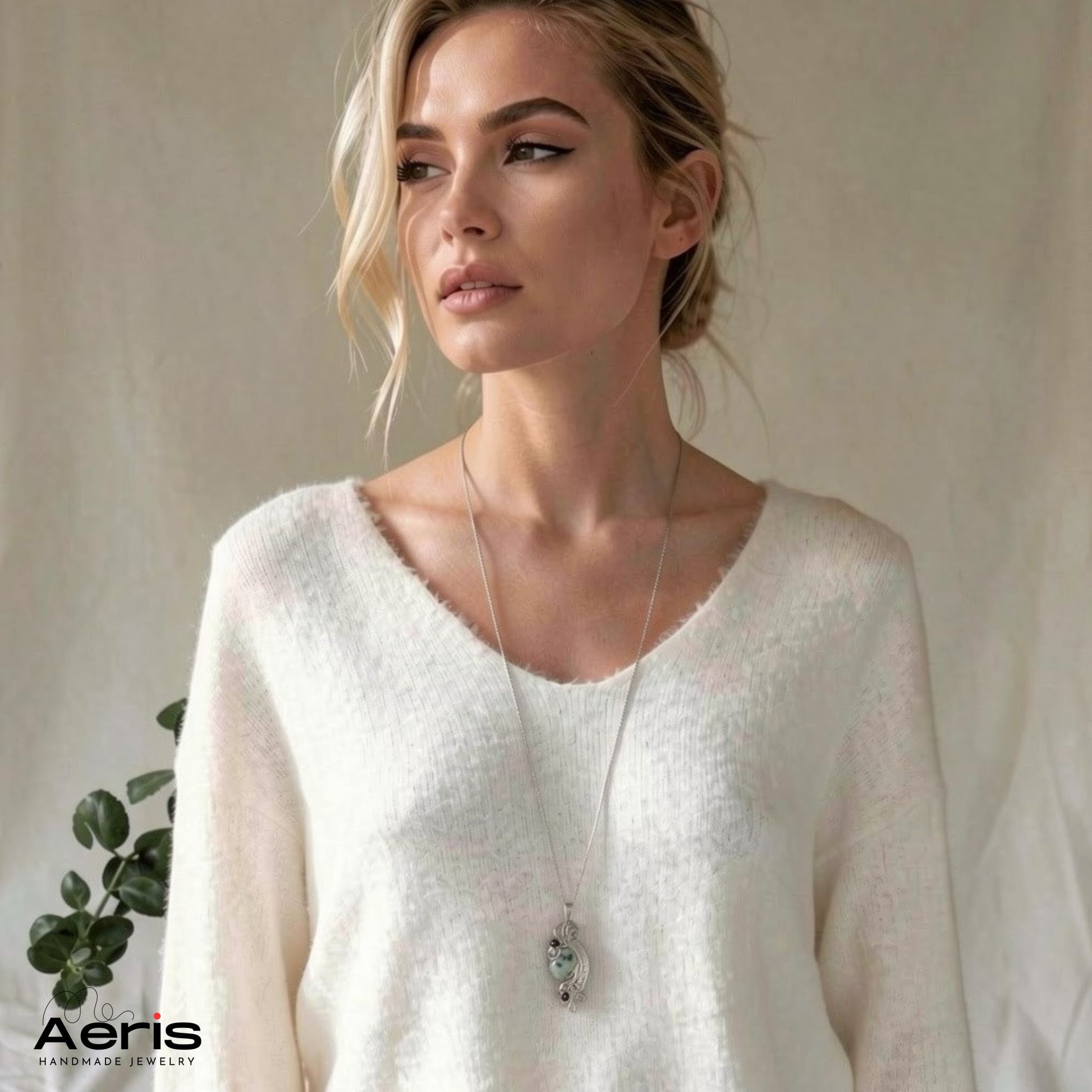 Pandantiv cu piatra naturala, pe model