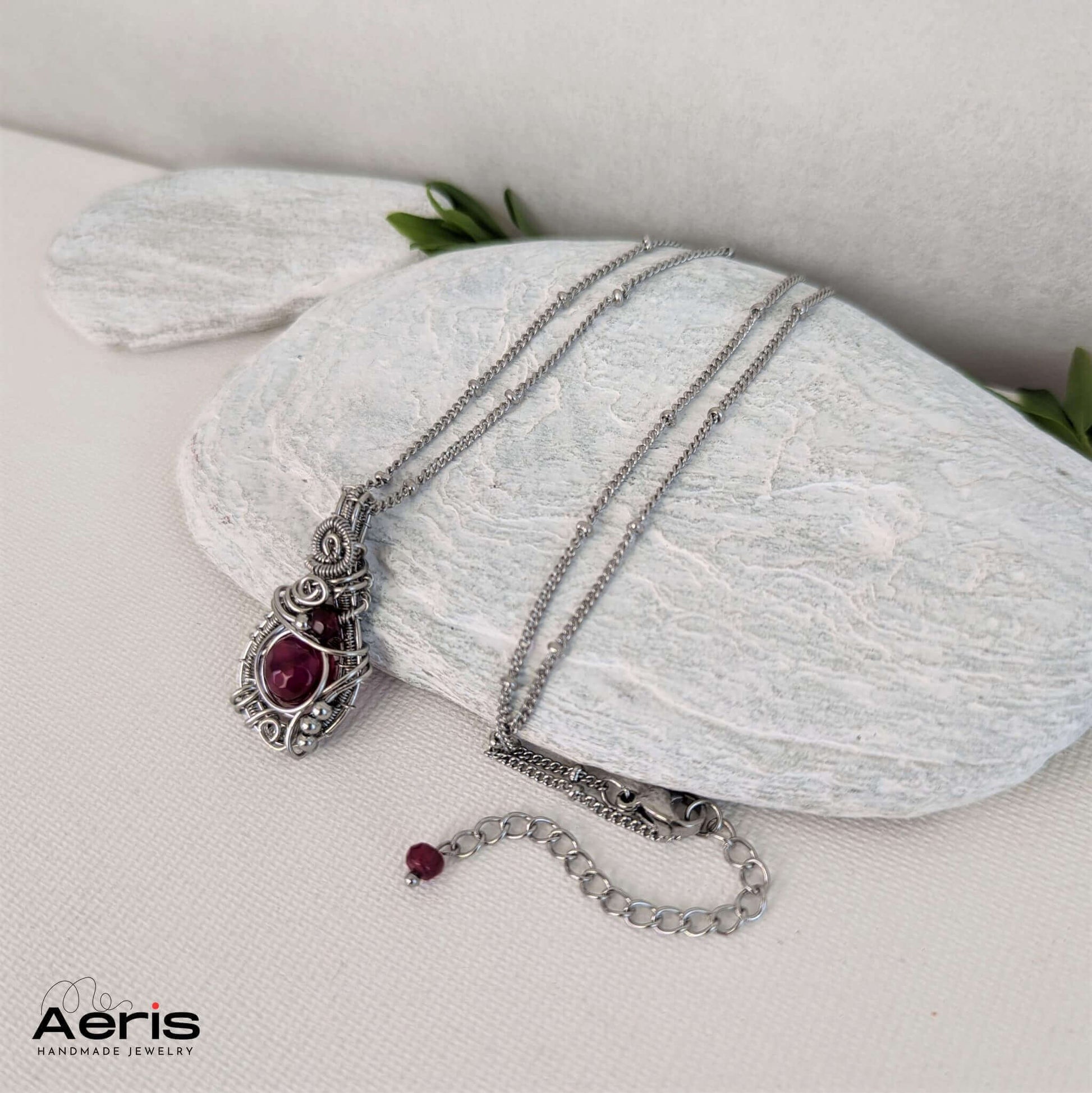 Pandantiv wire wrapping din sarma de otel inoxidabil, cu agata fucsia