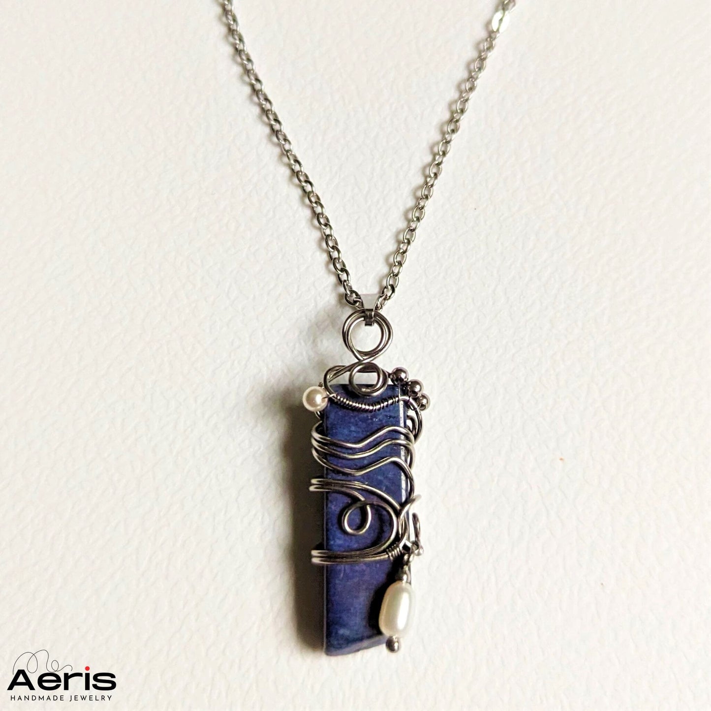 Pandantiv handmade cu lapis lazuli si perle