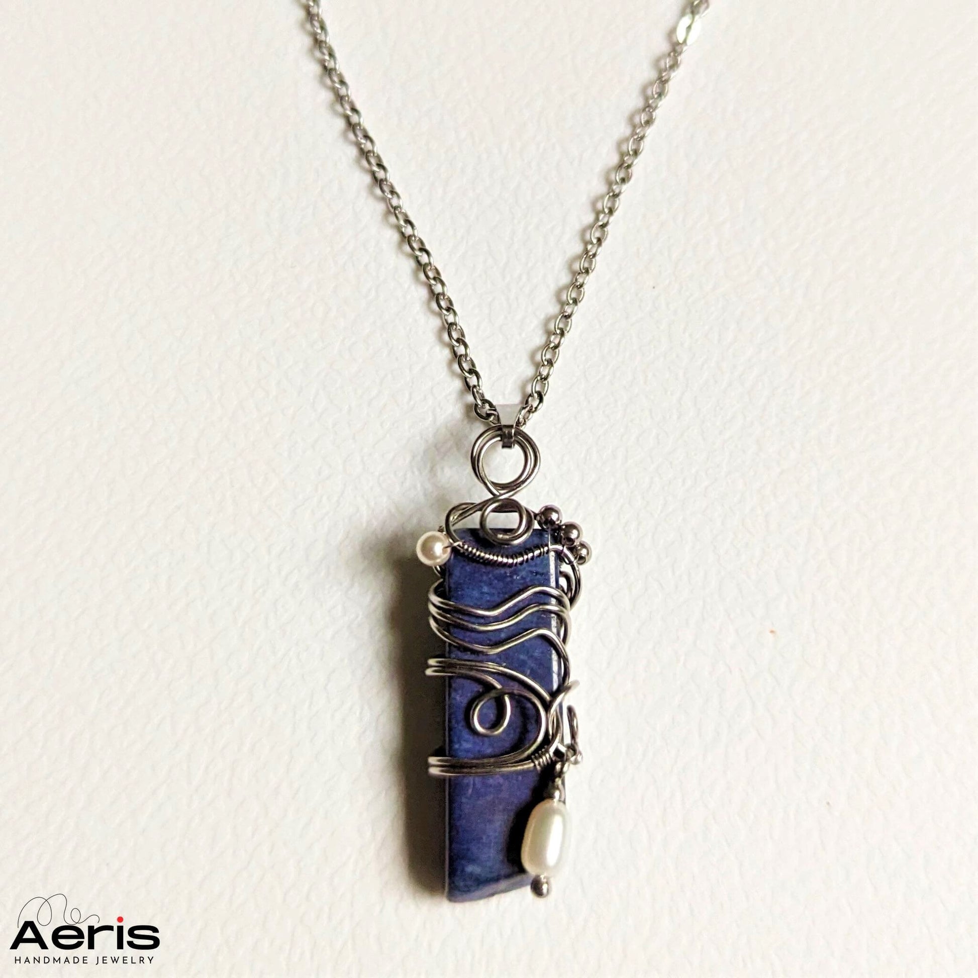 Pandantiv handmade cu lapis lazuli si perle
