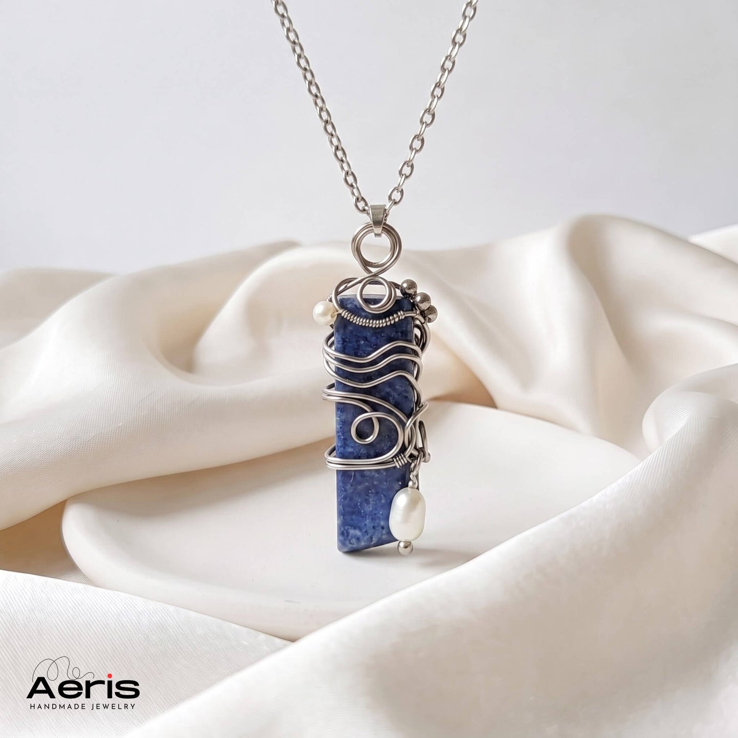 Pandantiv wire wrapping cu lapis lazuli si perle, model unicat