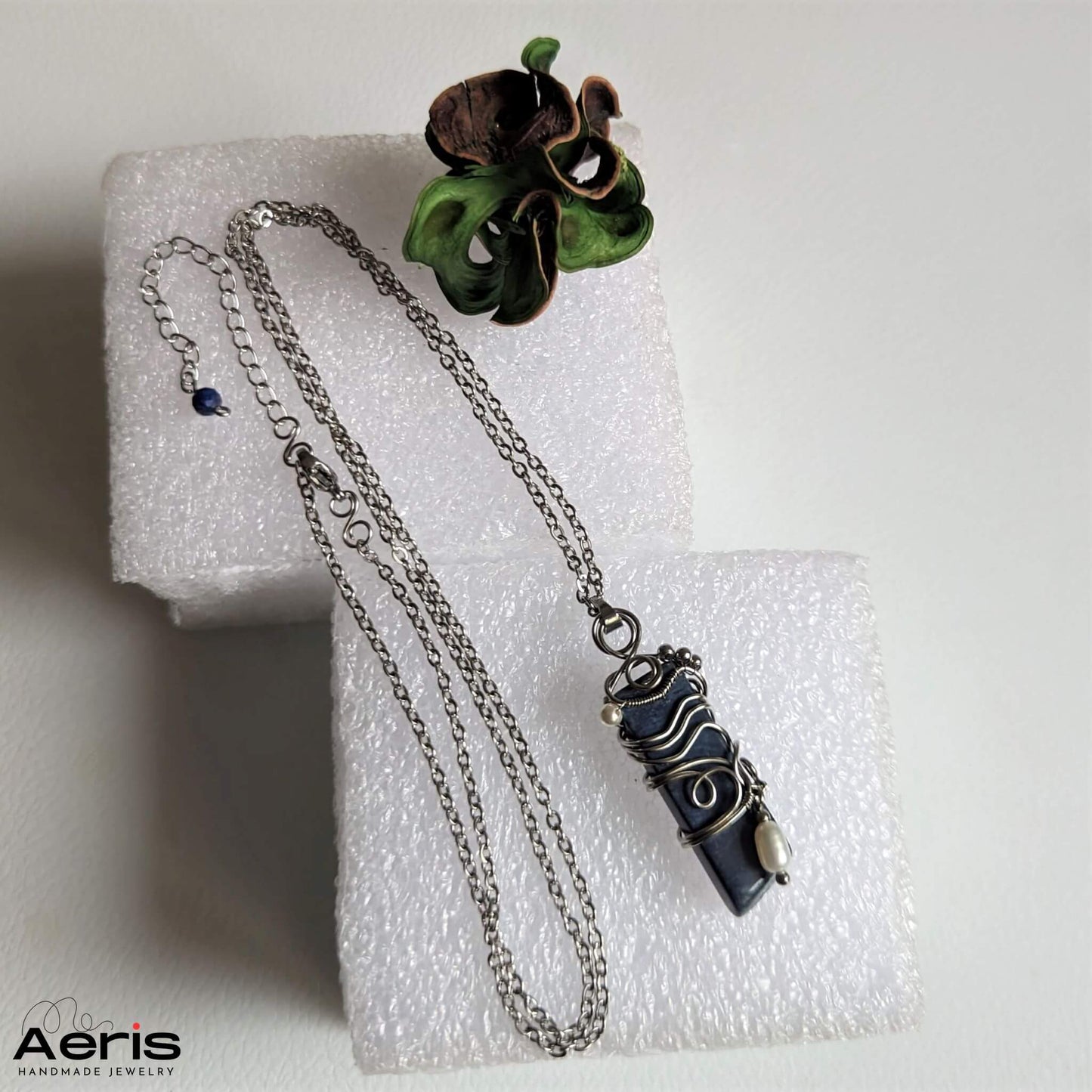 Pandantiv wire wrapping cu lapis lazuli, perle si sarma din inox