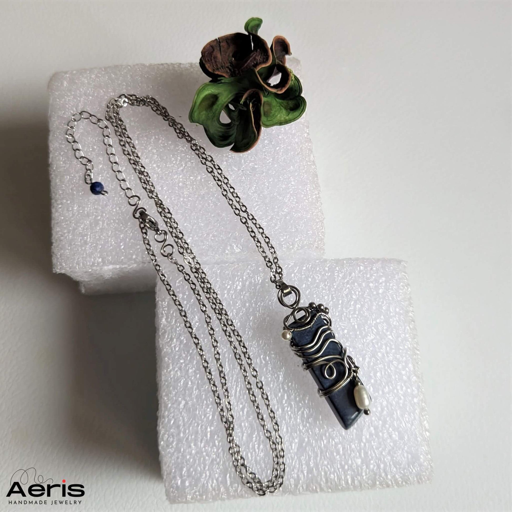 Pandantiv wire wrapping cu lapis lazuli, perle si sarma din inox