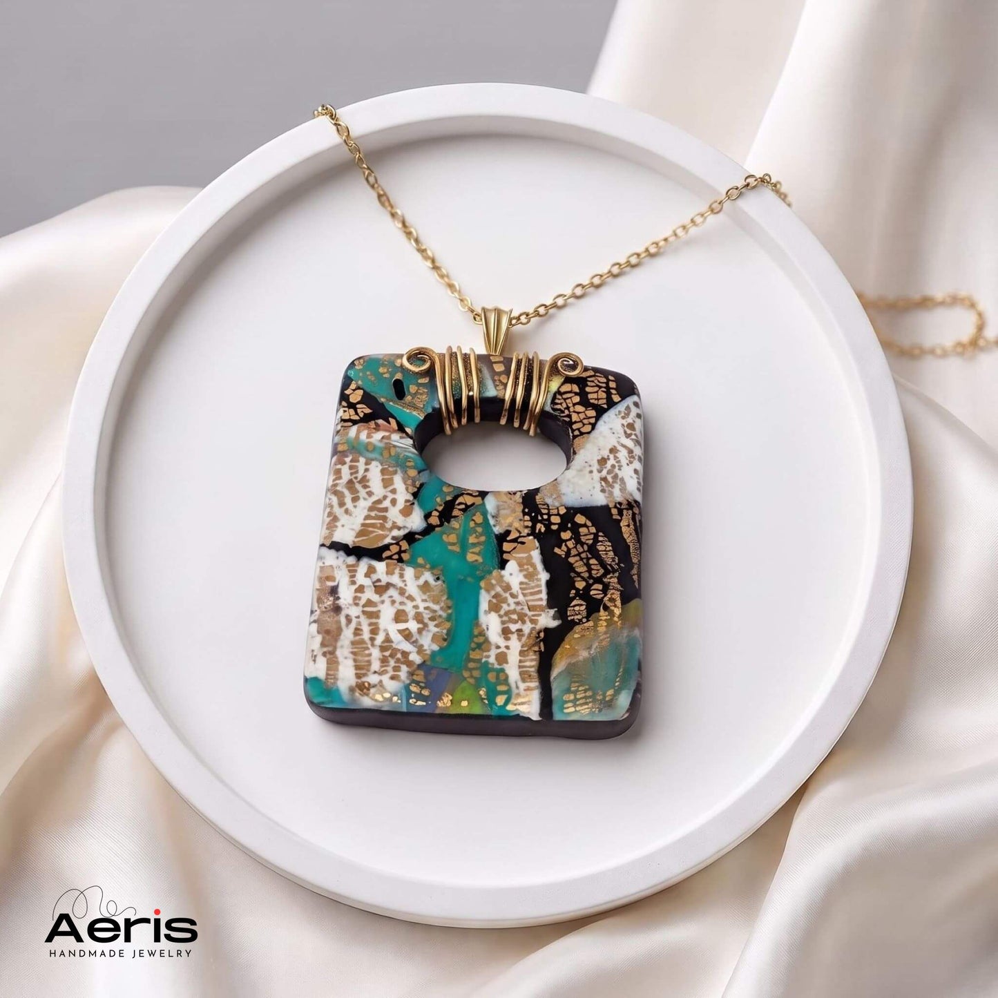 Detaliu cu pandantiv din argila polimerica, cu model abstract, prezentat pe o baza din ceramica mata