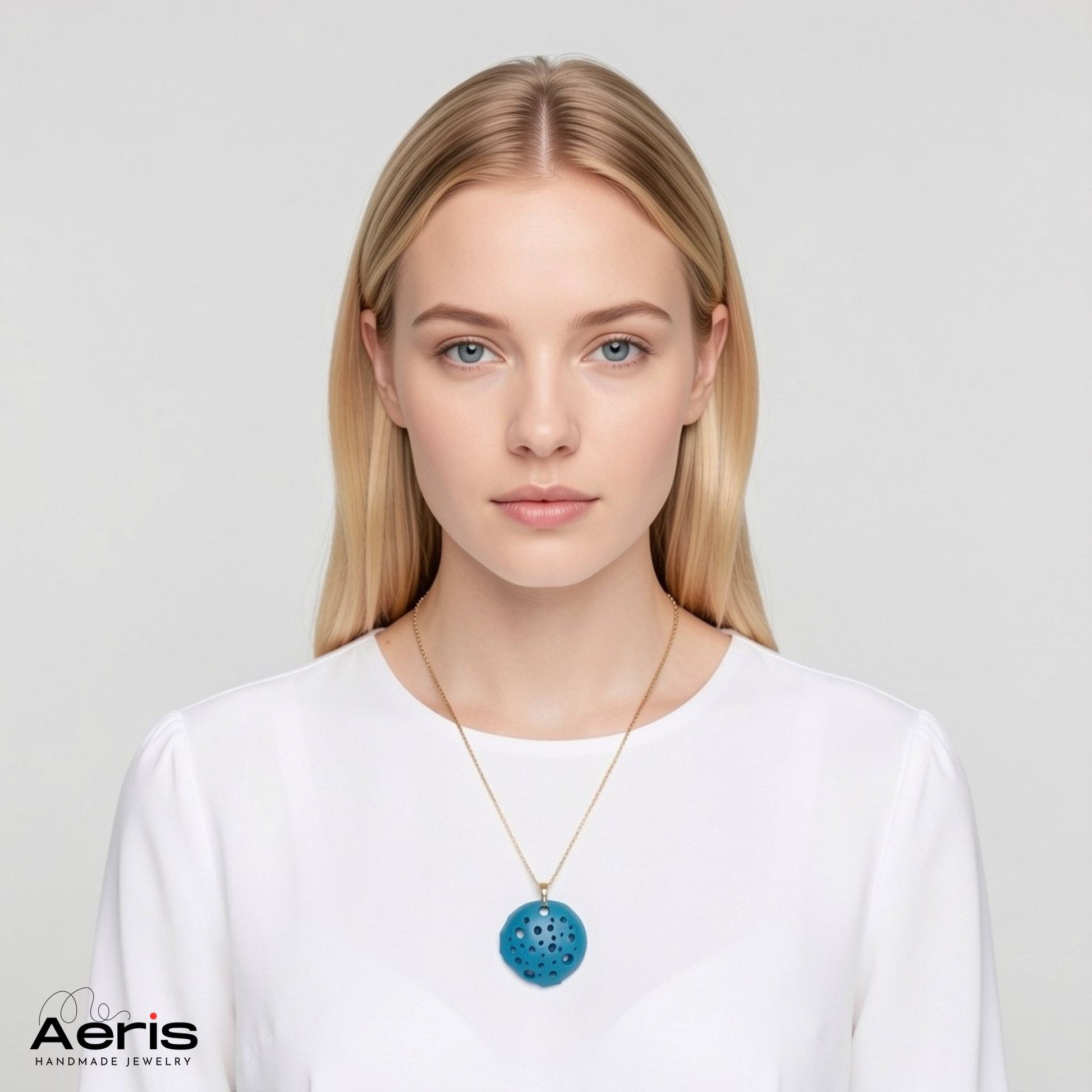 Pandantiv albastru din lut polimeric, pe model