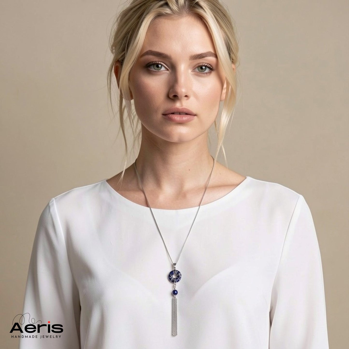 Pandantiv handmade cu piatra pi din lapis lazuli, prezentat pe model