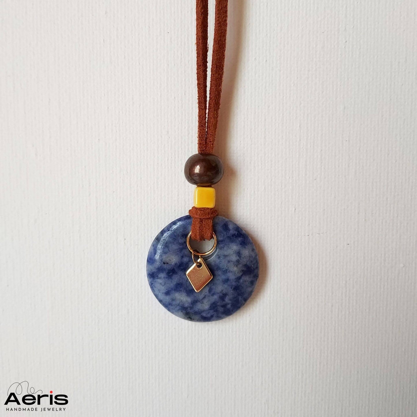 Pandantiv handmade cu piatra naturala albastra si charm auriu