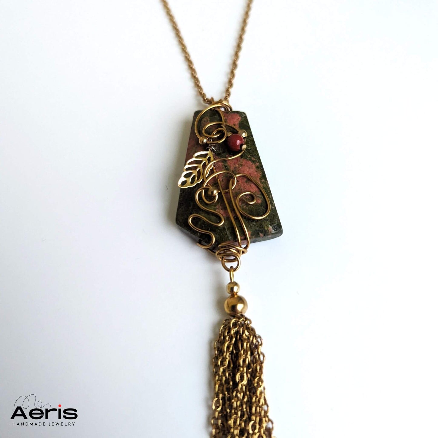 Pandantiv wire wrapping cu sarma inox auriu, detaliu