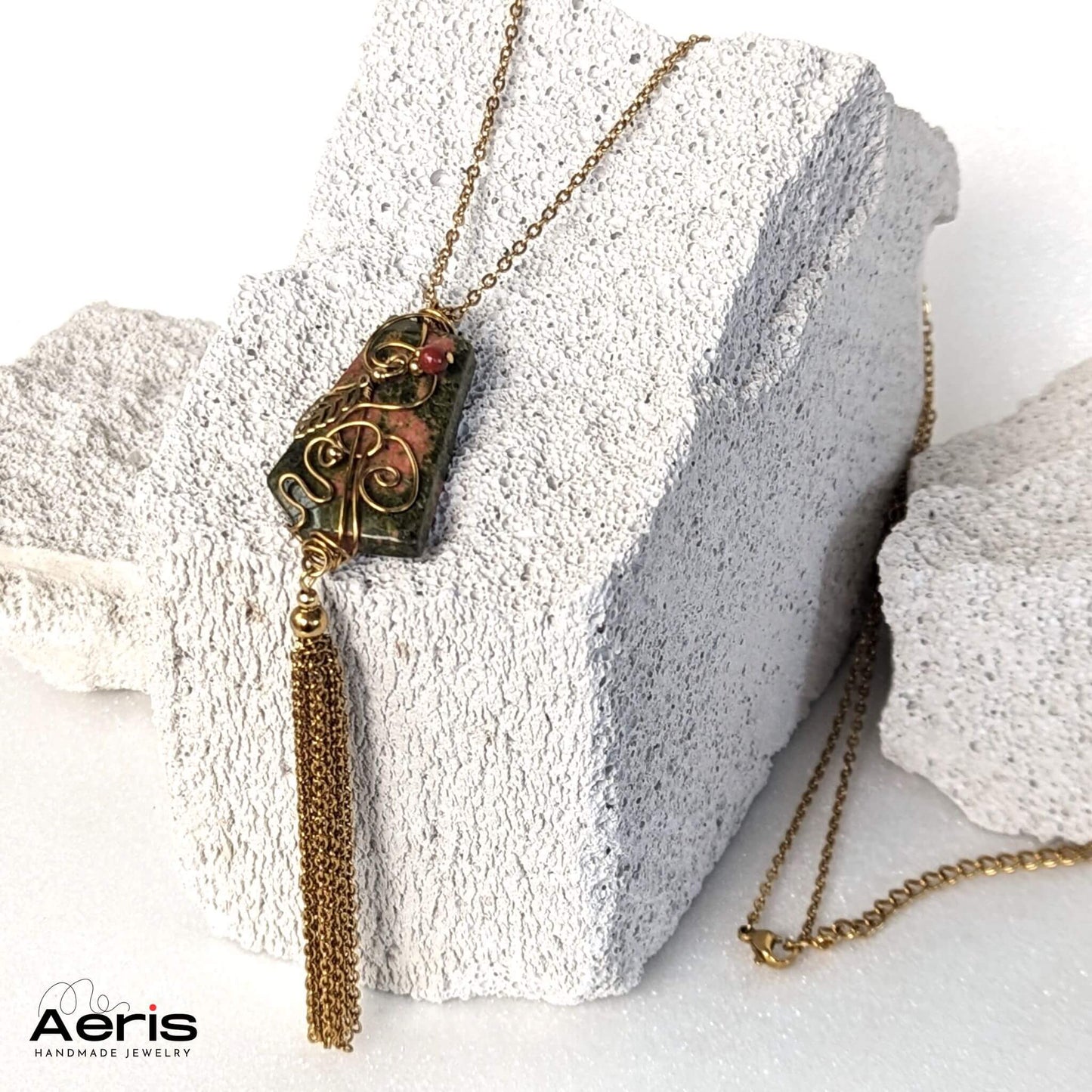 Pandantiv handmade cu unakit si ciucure din lant