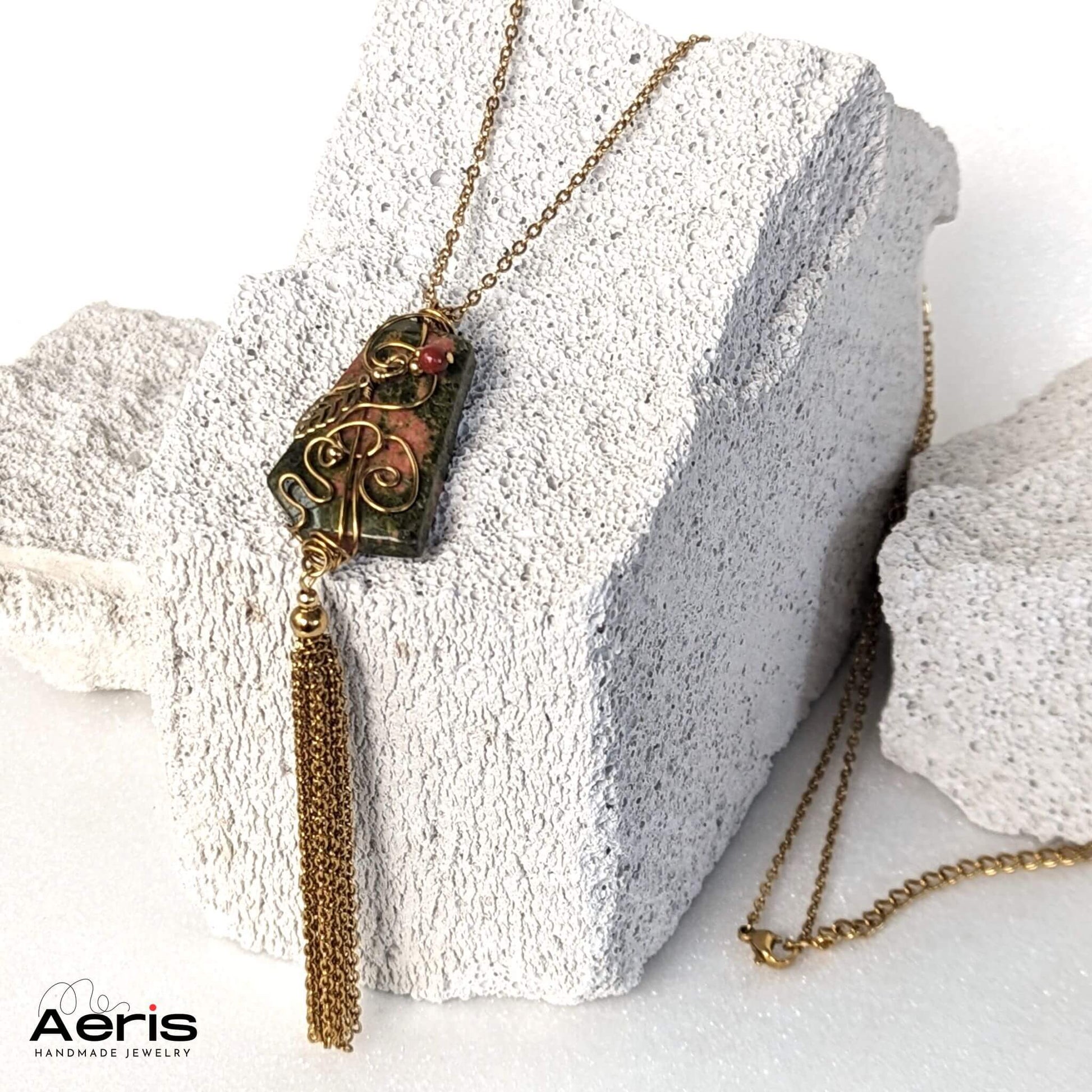 Pandantiv handmade cu unakit si ciucure din lant