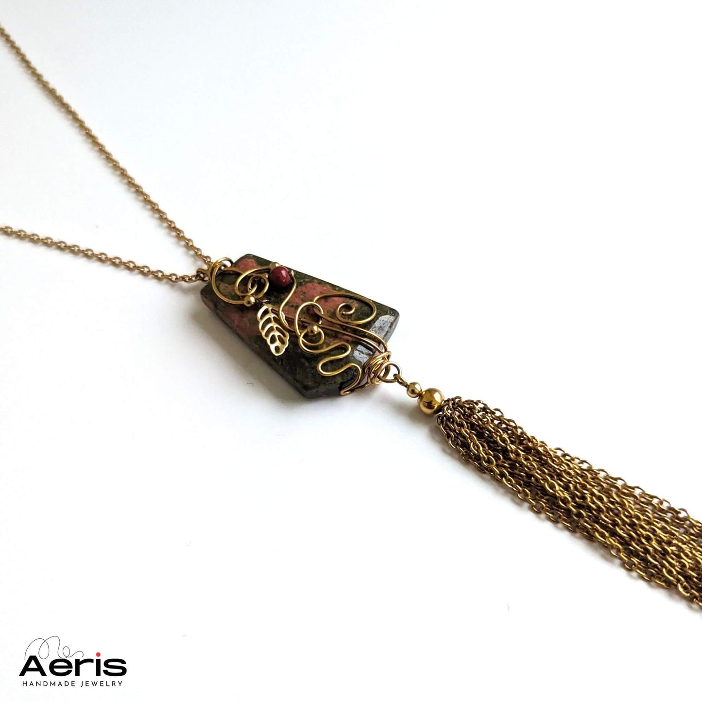 Pandantiv cu unakit si jasp rosu, realizat manual