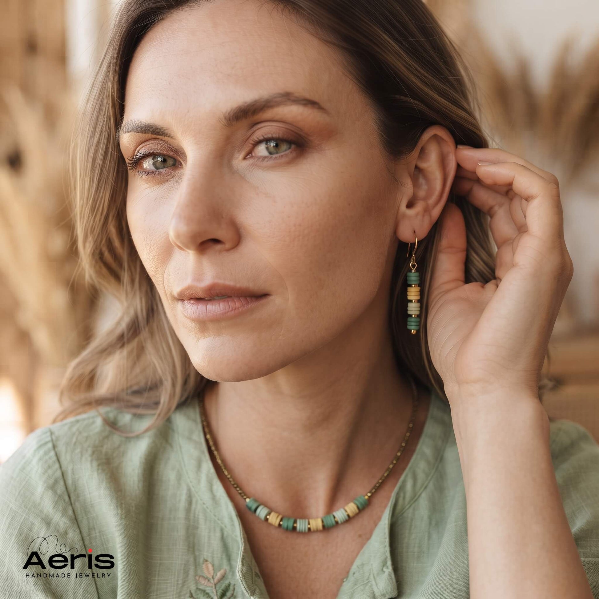 Femeie purtand cercei si colier handmade din lut polimeric