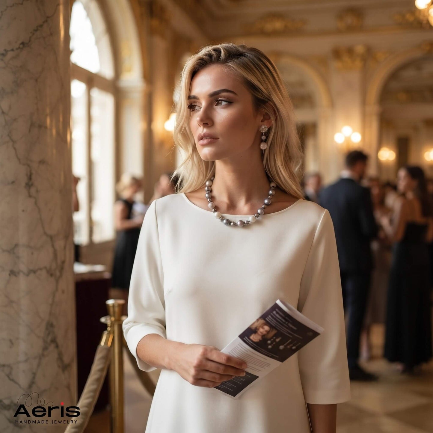 Femeie la teatru, purtand setul elegant cu perle si cristale